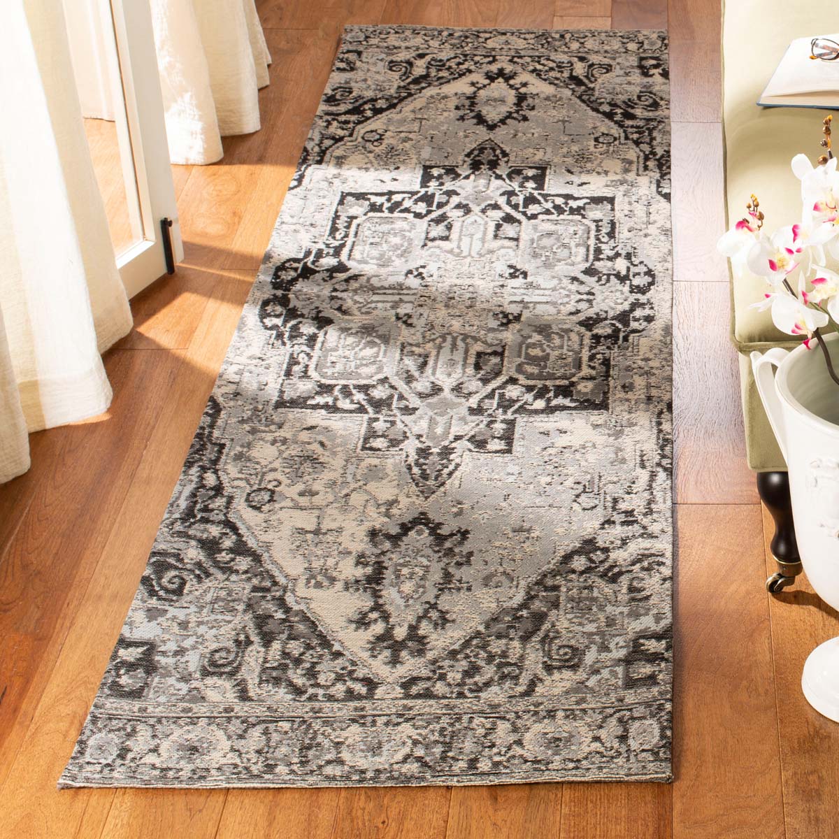 Safavieh Classic Vintage 111 Rug, CLV111 - Anthracite