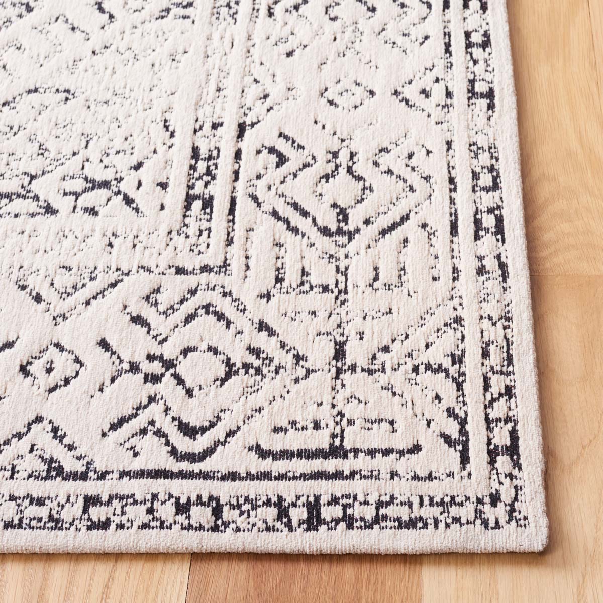 Safavieh Classic Vintage 126 Rug, CLV126 - Beige / Black
