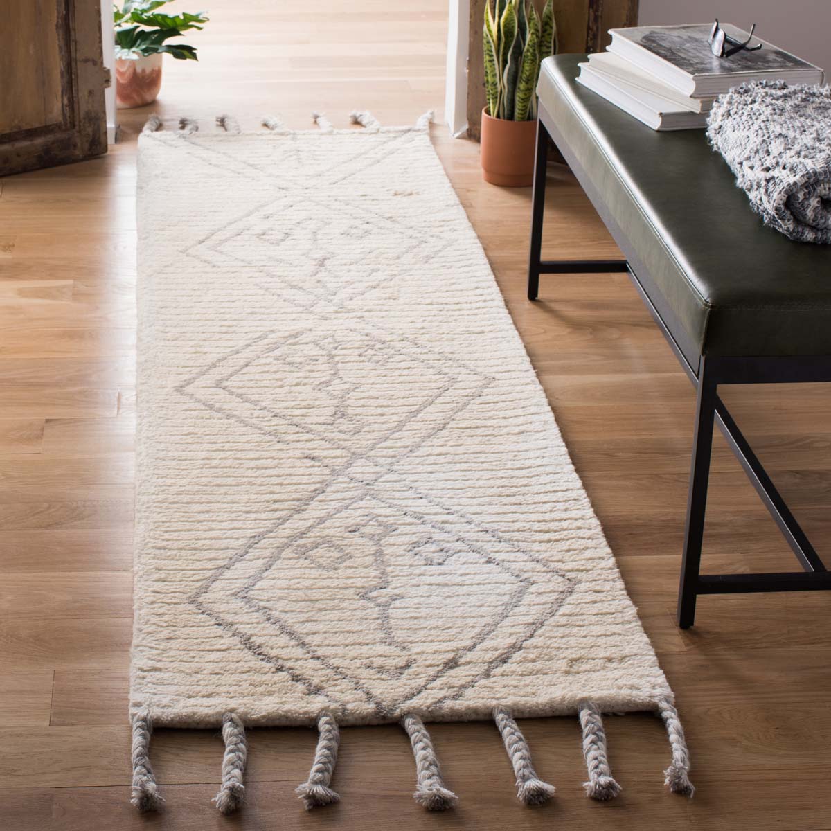 Safavieh Casablanca 201 Rug, CSB201 - Ivory / Silver