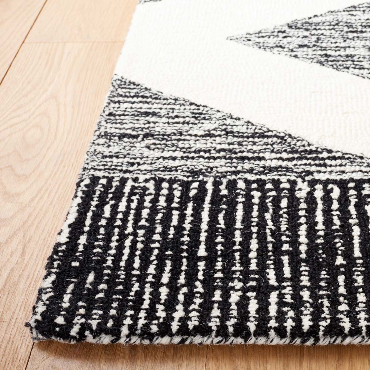 Safavieh Casablanca 225 Rug, CSB225 - Ivory / Black