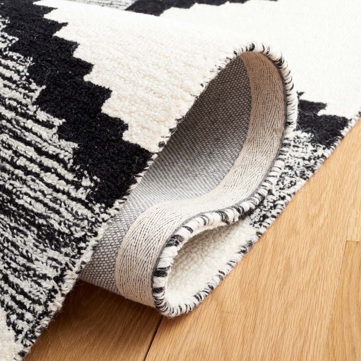 Safavieh Casablanca 225 Rug, CSB225 - Ivory / Black