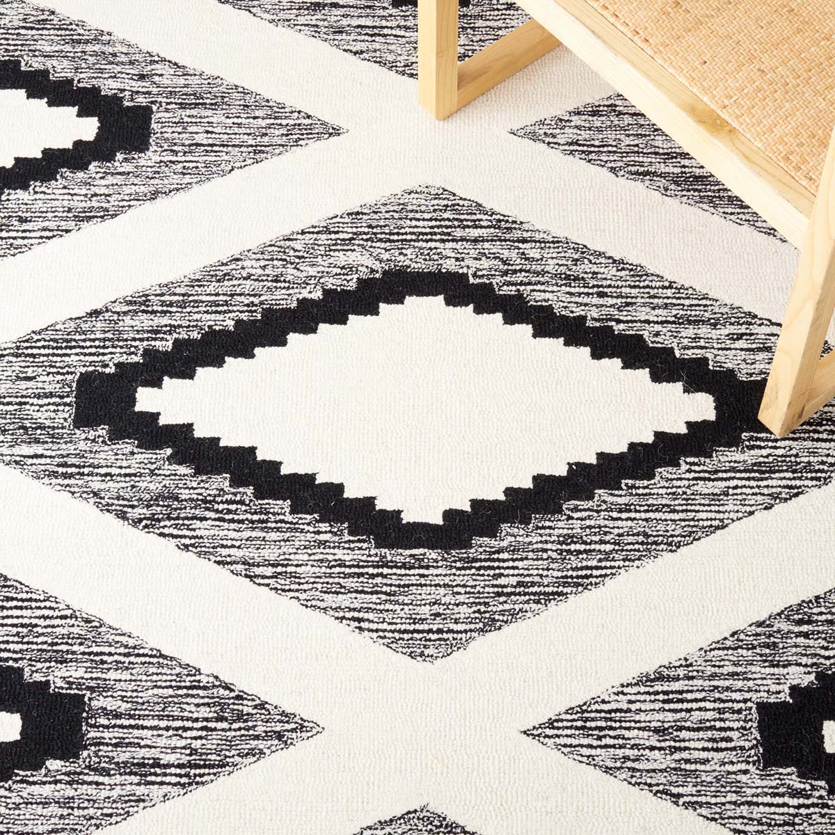 Safavieh Casablanca 225 Rug, CSB225 - Ivory / Black