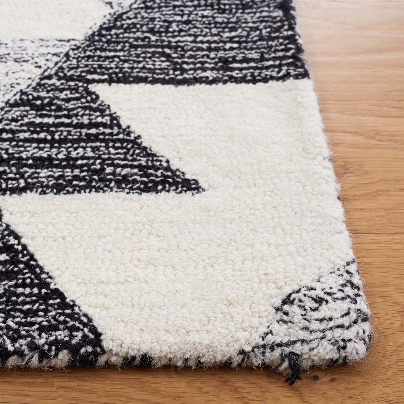 Safavieh Casablanca 226 Rug, CSB226 - Ivory / Black