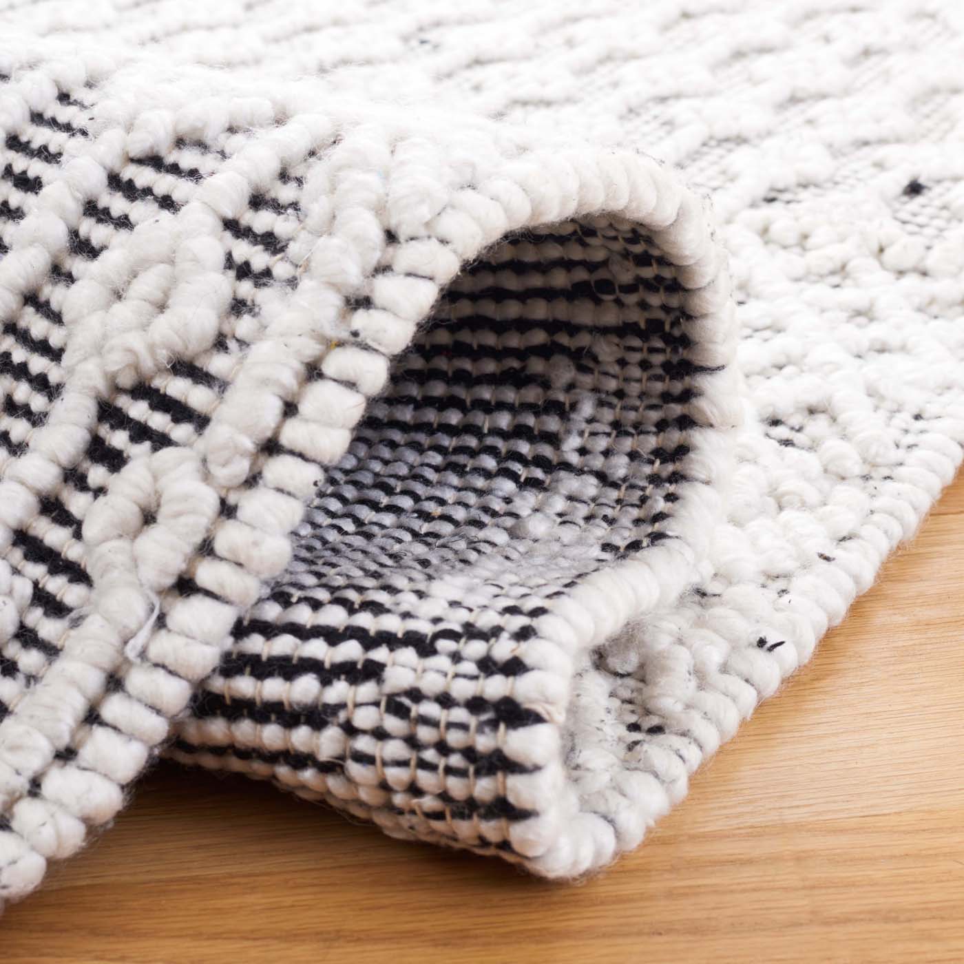 Safavieh Casablanca 276 Rug, CSB276 - Black / Ivory