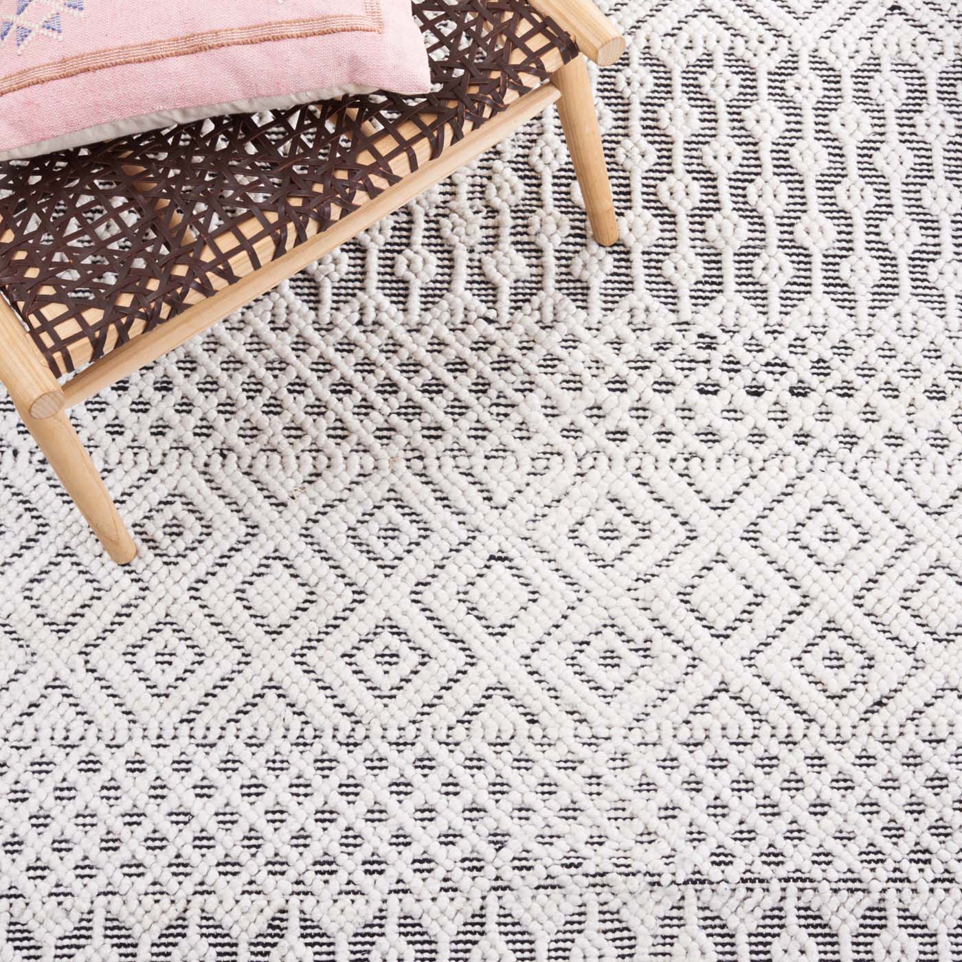 Safavieh Casablanca 276 Rug, CSB276 - Black / Ivory