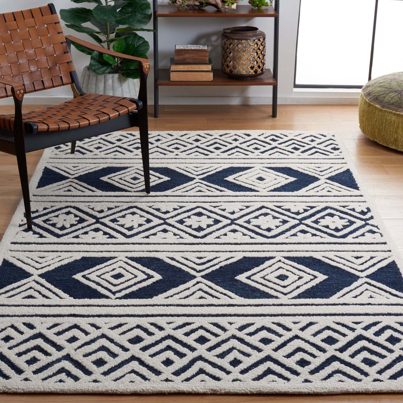 Safavieh Casablanca 377 Rug, CSB377 - Ivory / Navy