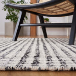 Safavieh Casablanca 425 Rug, CSB425 - Black / Ivory