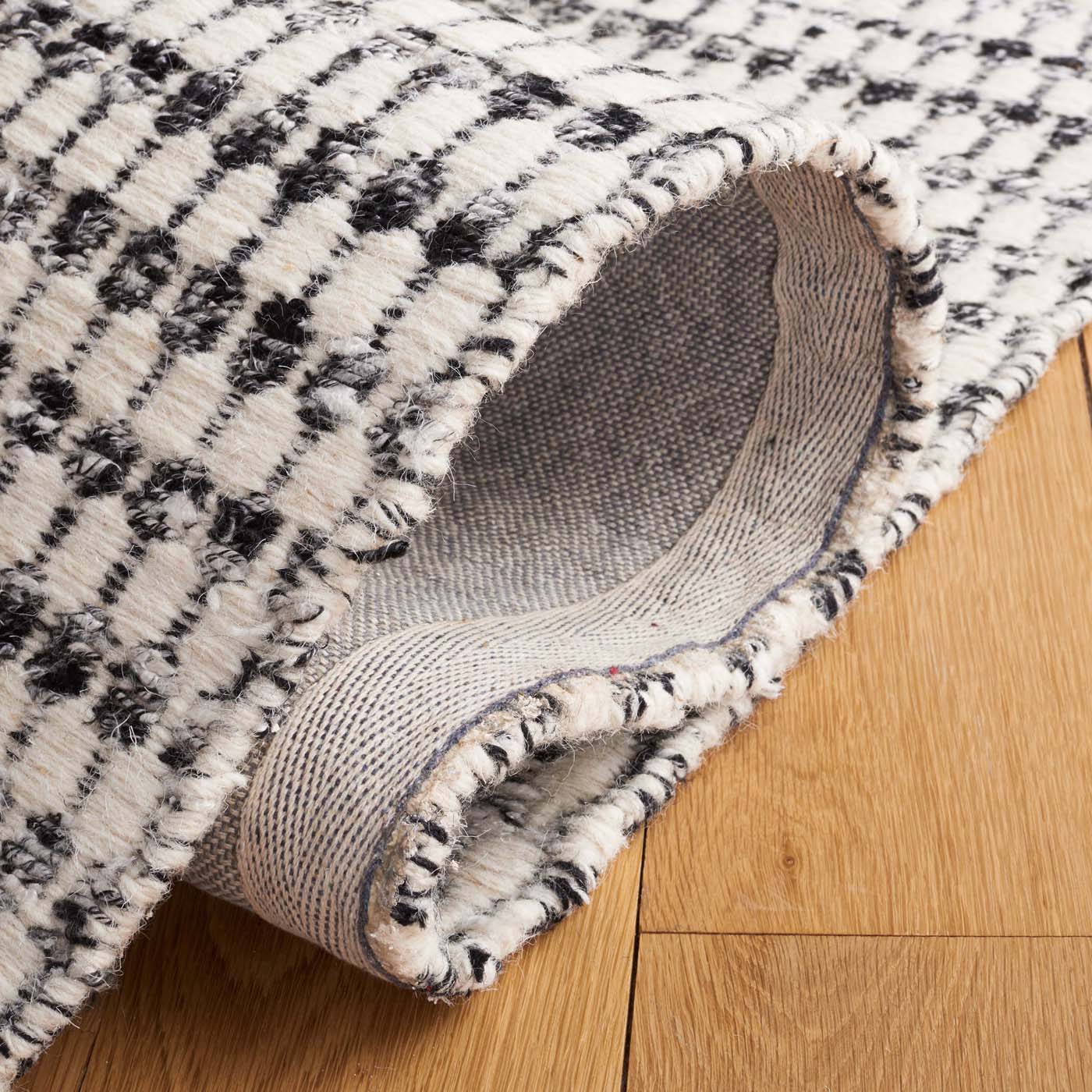 Safavieh Casablanca 425 Rug, CSB425 - Black / Ivory