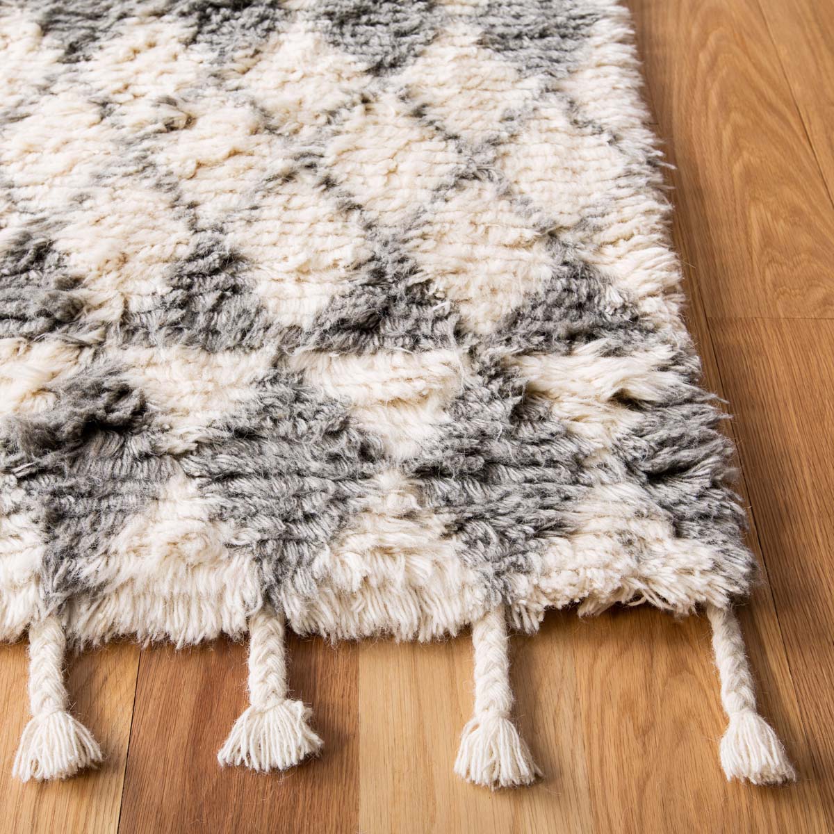 Safavieh Casablanca 476 Rug, CSB476 - Ivory / Grey