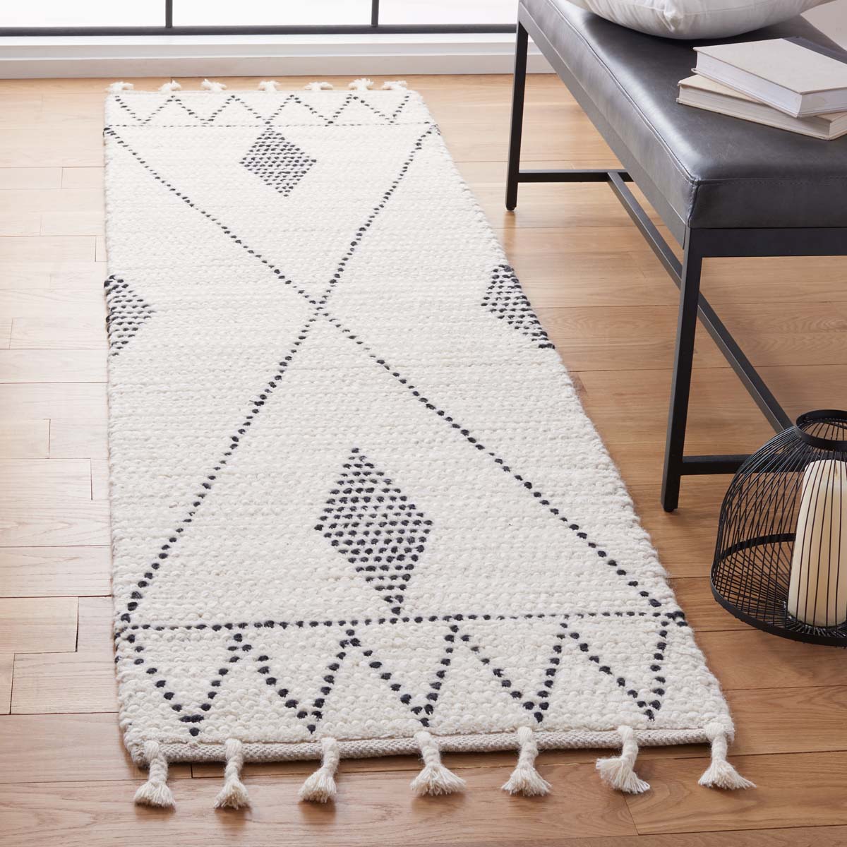 Safavieh Casablanca 489 Rug, CSB489 - Ivory / Black