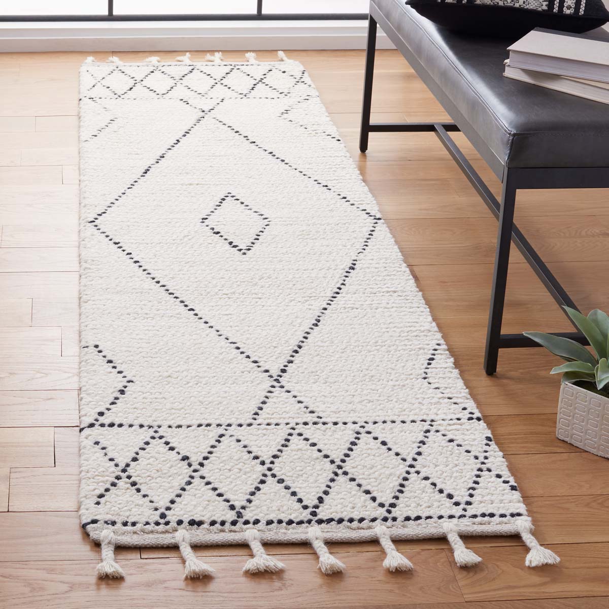 Safavieh Casablanca 492 Rug, CSB492 - Ivory / Black