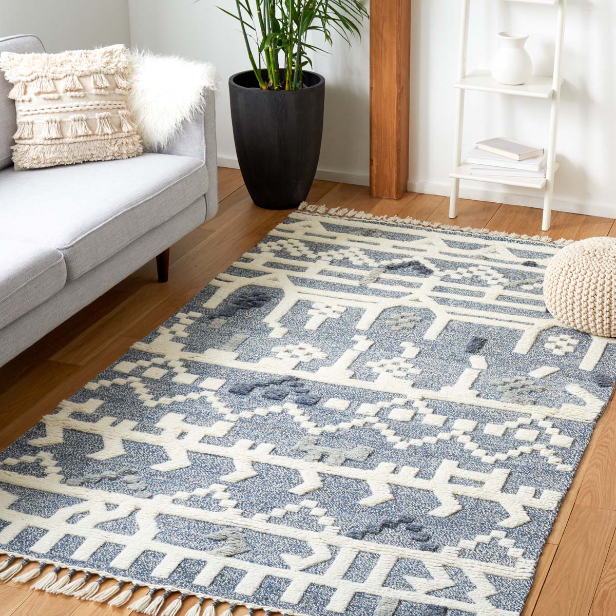 Safavieh Casablanca 523 Rug, CSB523 - Blue / Ivory