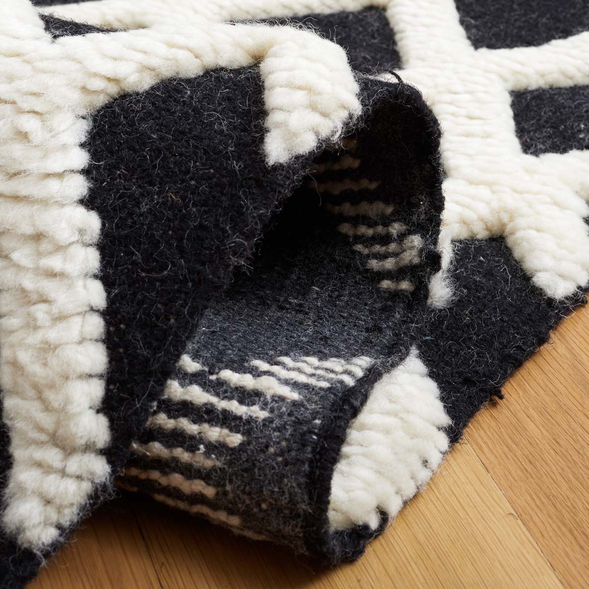 Safavieh Casablanca 524 Rug, CSB524 - Black / Ivory