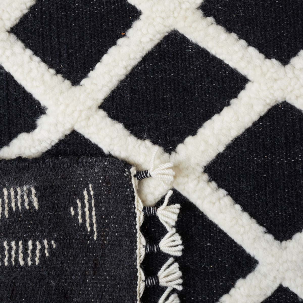 Safavieh Casablanca 524 Rug, CSB524 - Black / Ivory