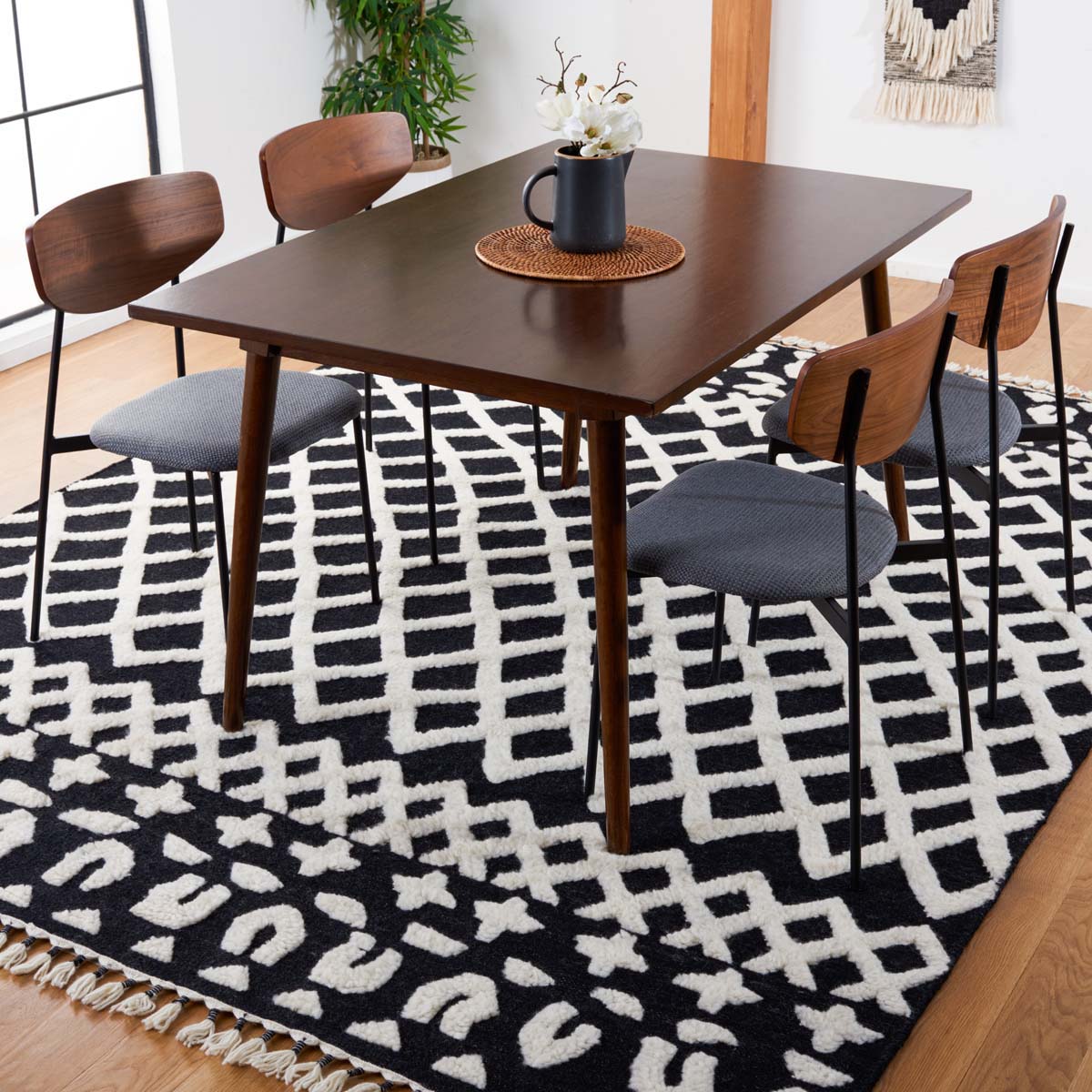 Safavieh Casablanca 524 Rug, CSB524 - Black / Ivory