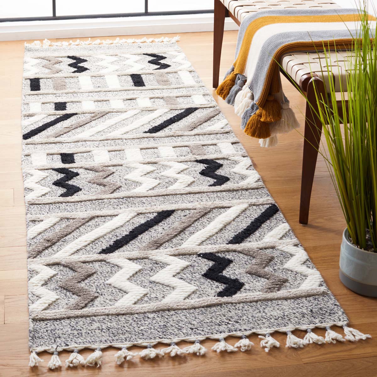 Safavieh Casablanca 526 Rug, CSB526 - Ivory / Black