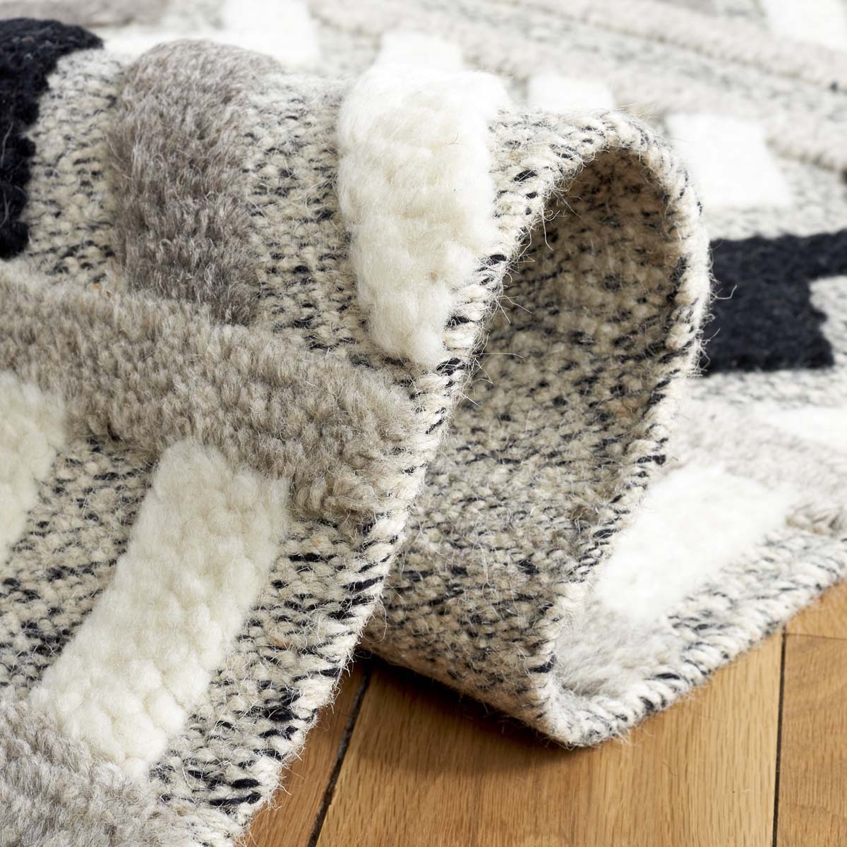 Safavieh Casablanca 526 Rug, CSB526 - Ivory / Black