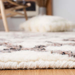 Safavieh Casablanca 528 Rug, CSB528 - Ivory / Pink