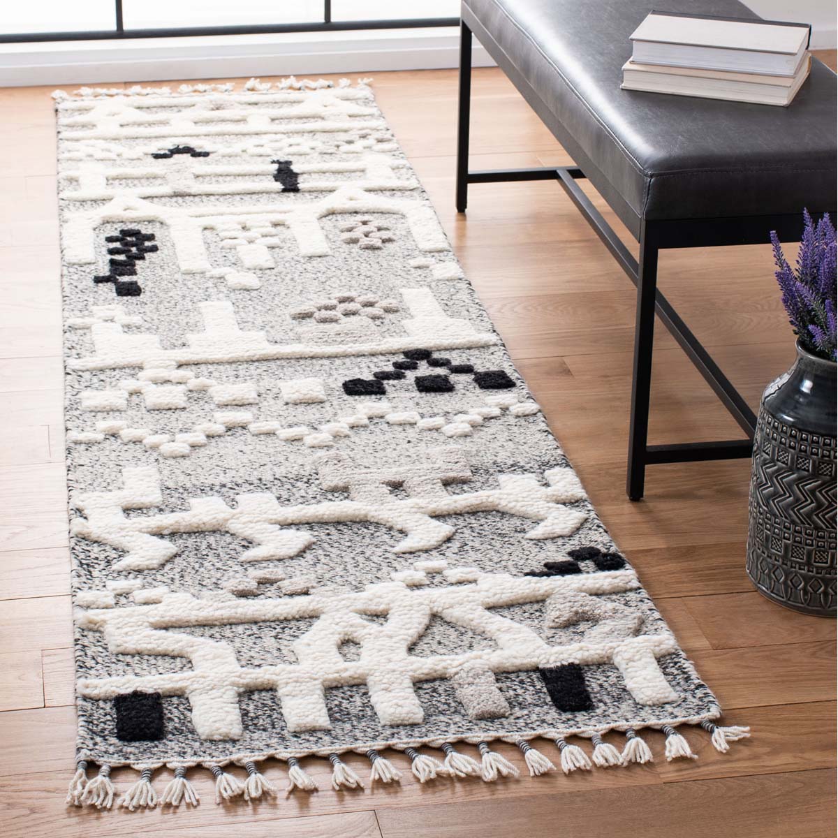 Safavieh Casablanca 542 Rug, CSB542 - Ivory / Black