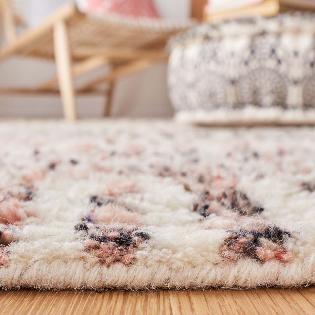 Safavieh Casablanca 545 Rug, CSB545 - Ivory / Pink