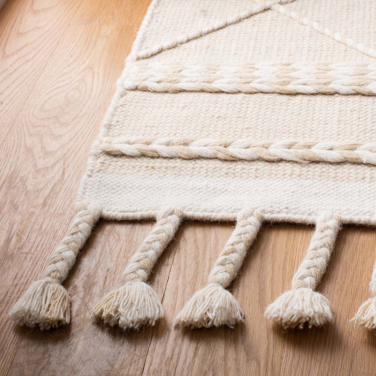 Safavieh Casablanca 575 Rug, CSB575 - Beige / Ivory