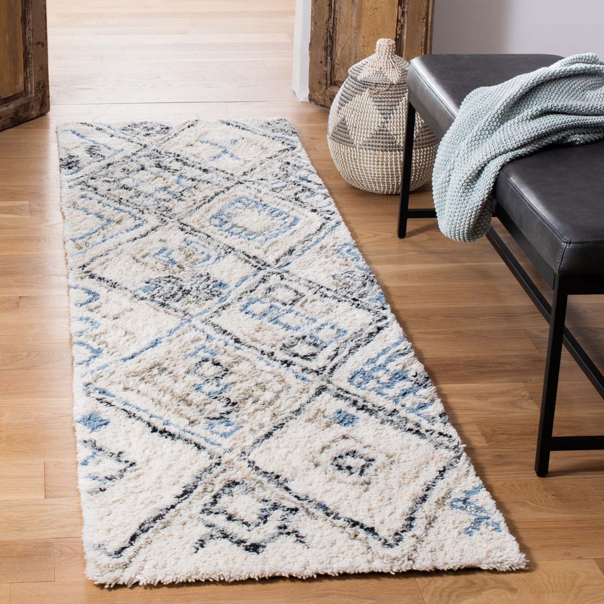 Safavieh Casablanca Shag 638 Rug, CSB638 - Black / Ivory