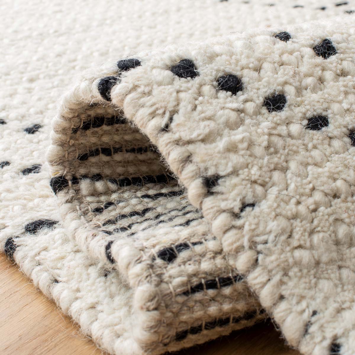 Safavieh Casablanca 676 Rug, CSB676 - Ivory / Black