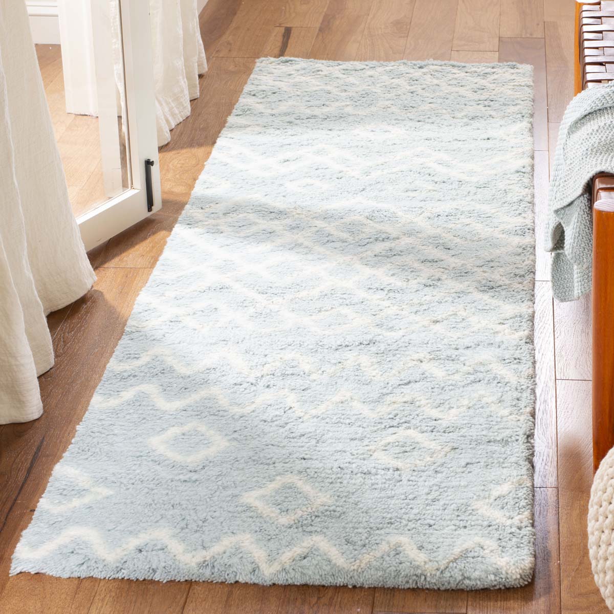 Safavieh Casablanca 806 Rug, CSB806 - Blue / Ivory