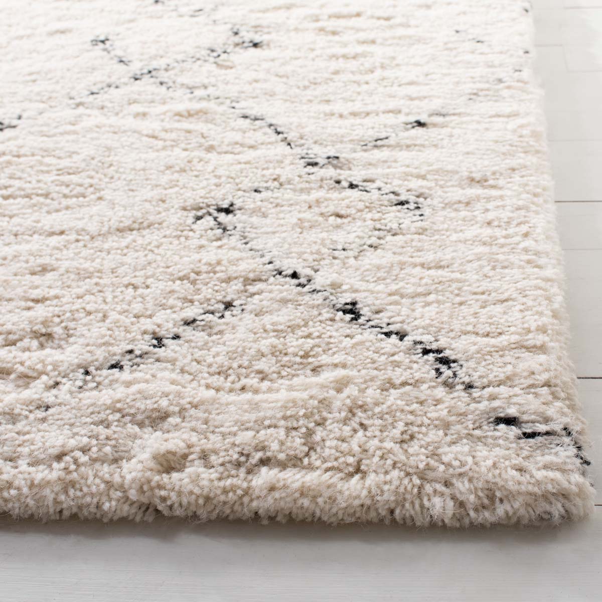 Safavieh Casablanca 915 Rug, CSB915 - Ivory / Black