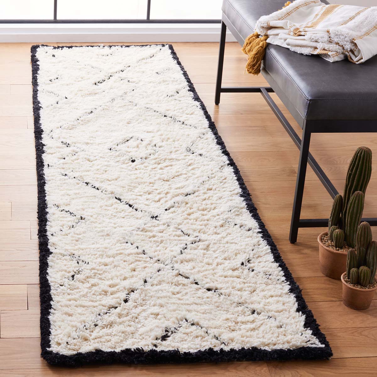 Safavieh Casablanca 917 Rug, CSB917 - Ivory / Black