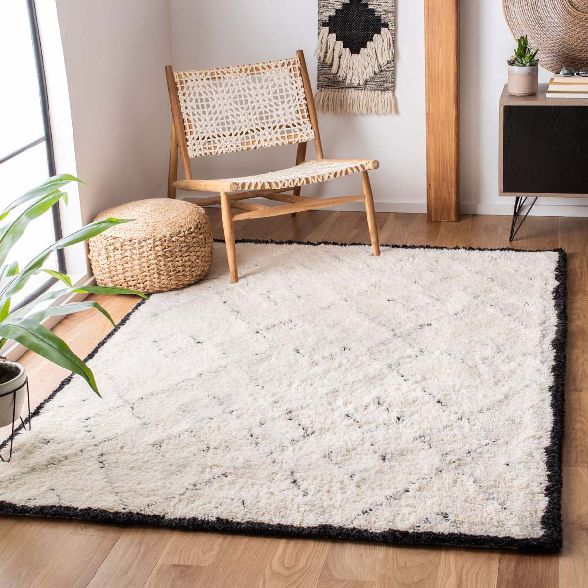 Safavieh Casablanca 917 Rug, CSB917 - Ivory / Black