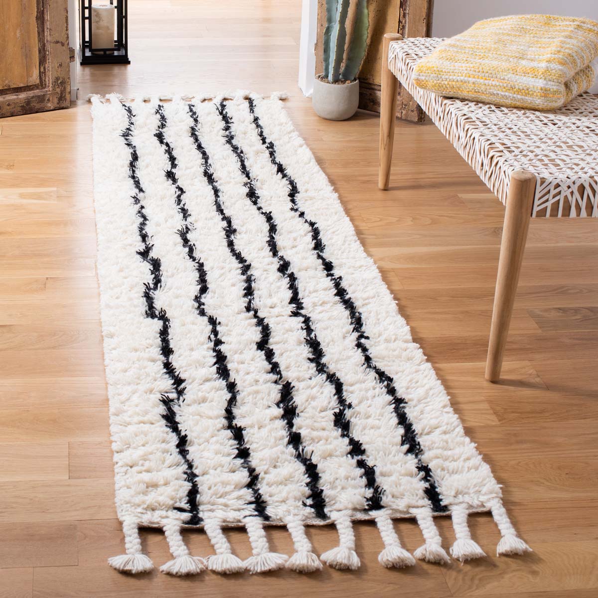 Safavieh Casablanca 954 Rug, CSB954 - Black / Ivory