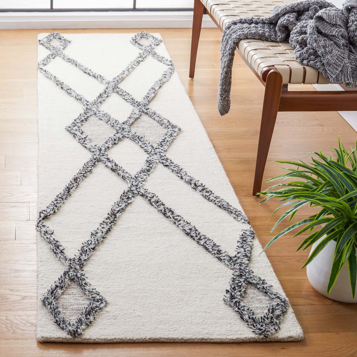 Safavieh Casablanca 977 Rug, CSB977 - Ivory / Black