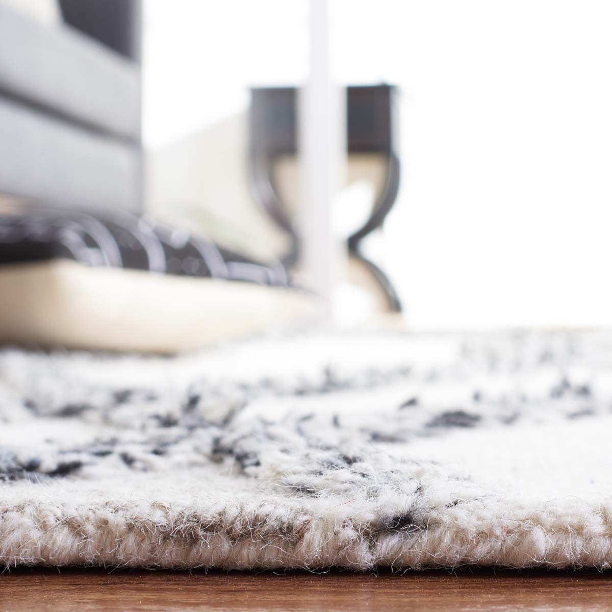 Safavieh Casablanca 977 Rug, CSB977 - Ivory / Black