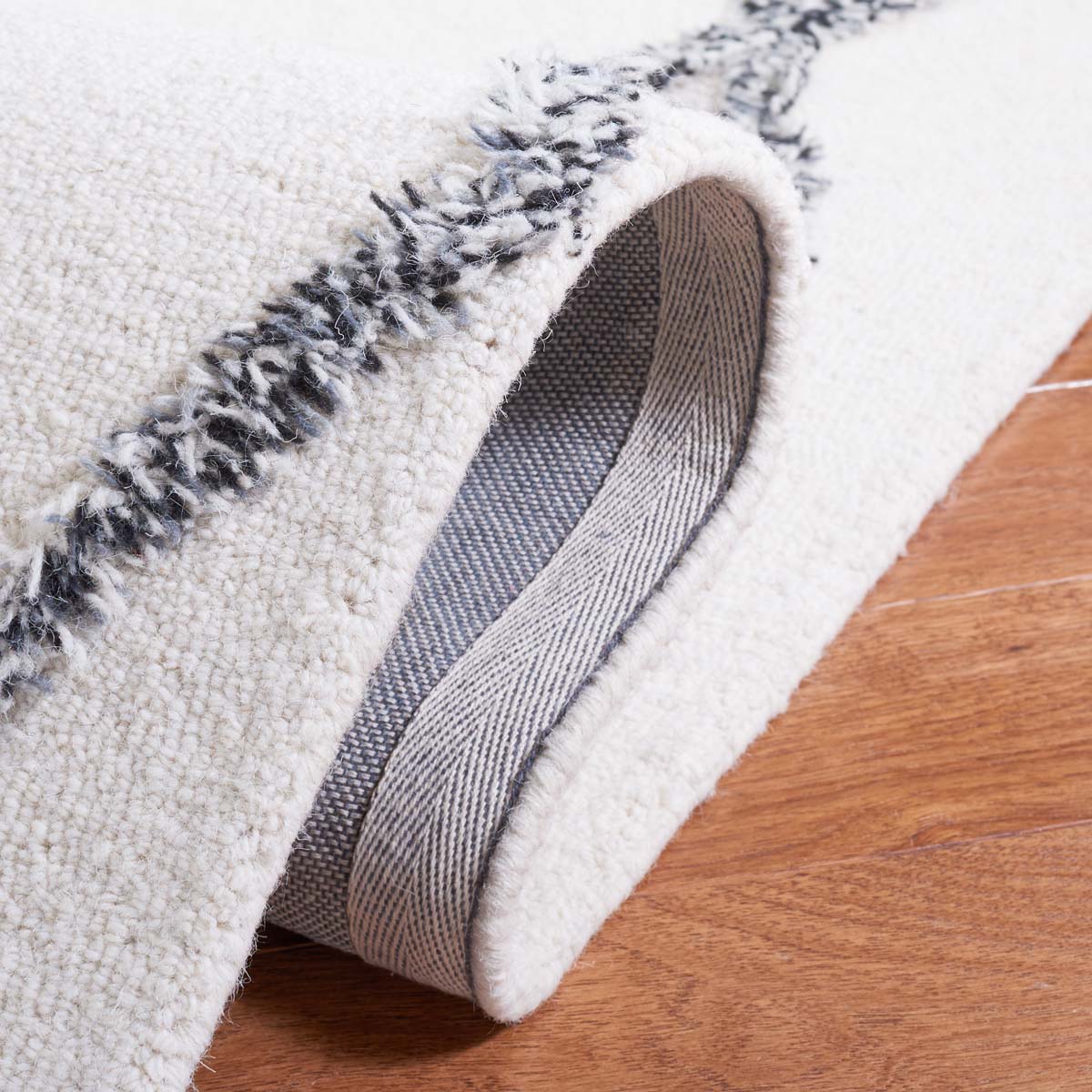 Safavieh Casablanca 977 Rug, CSB977 - Ivory / Black