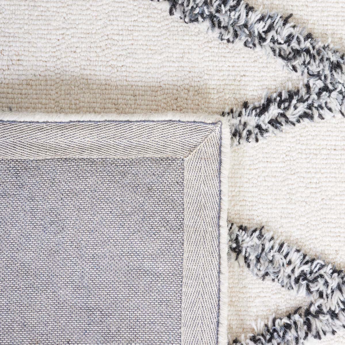 Safavieh Casablanca 977 Rug, CSB977 - Ivory / Black