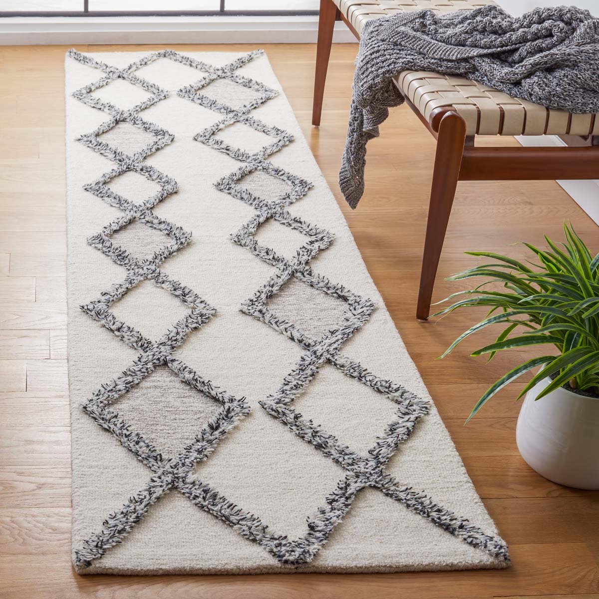 Safavieh Casablanca 978 Rug, CSB978 - Ivory / Black