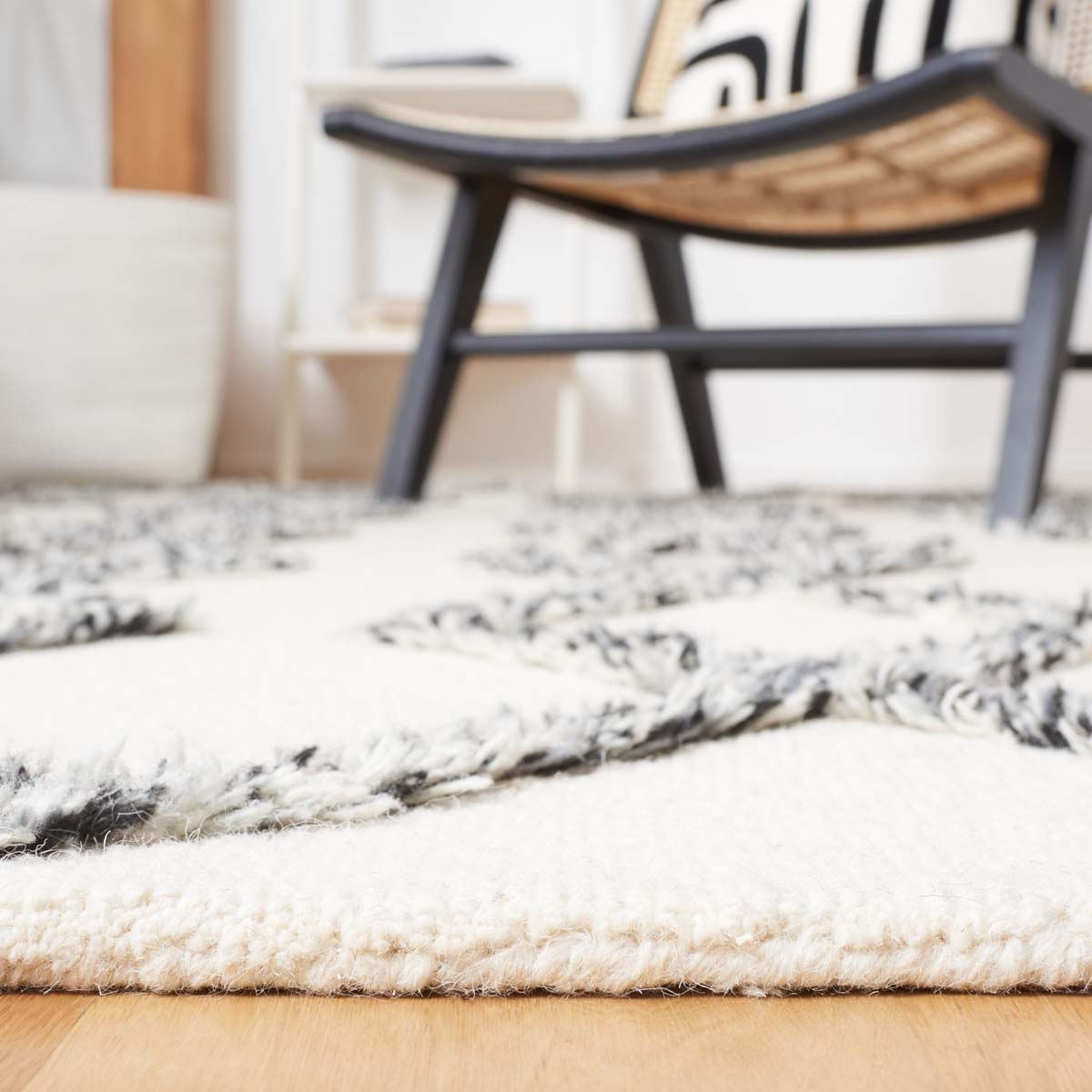 Safavieh Casablanca 978 Rug, CSB978 - Ivory / Black