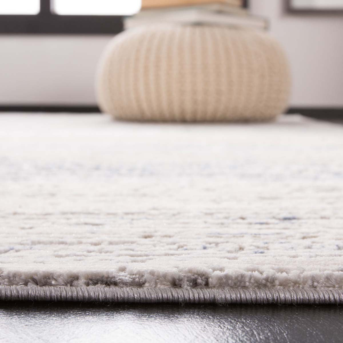 Safavieh Cosmopolitan 600 682 Rug, CSM682 - Cream / Light Grey