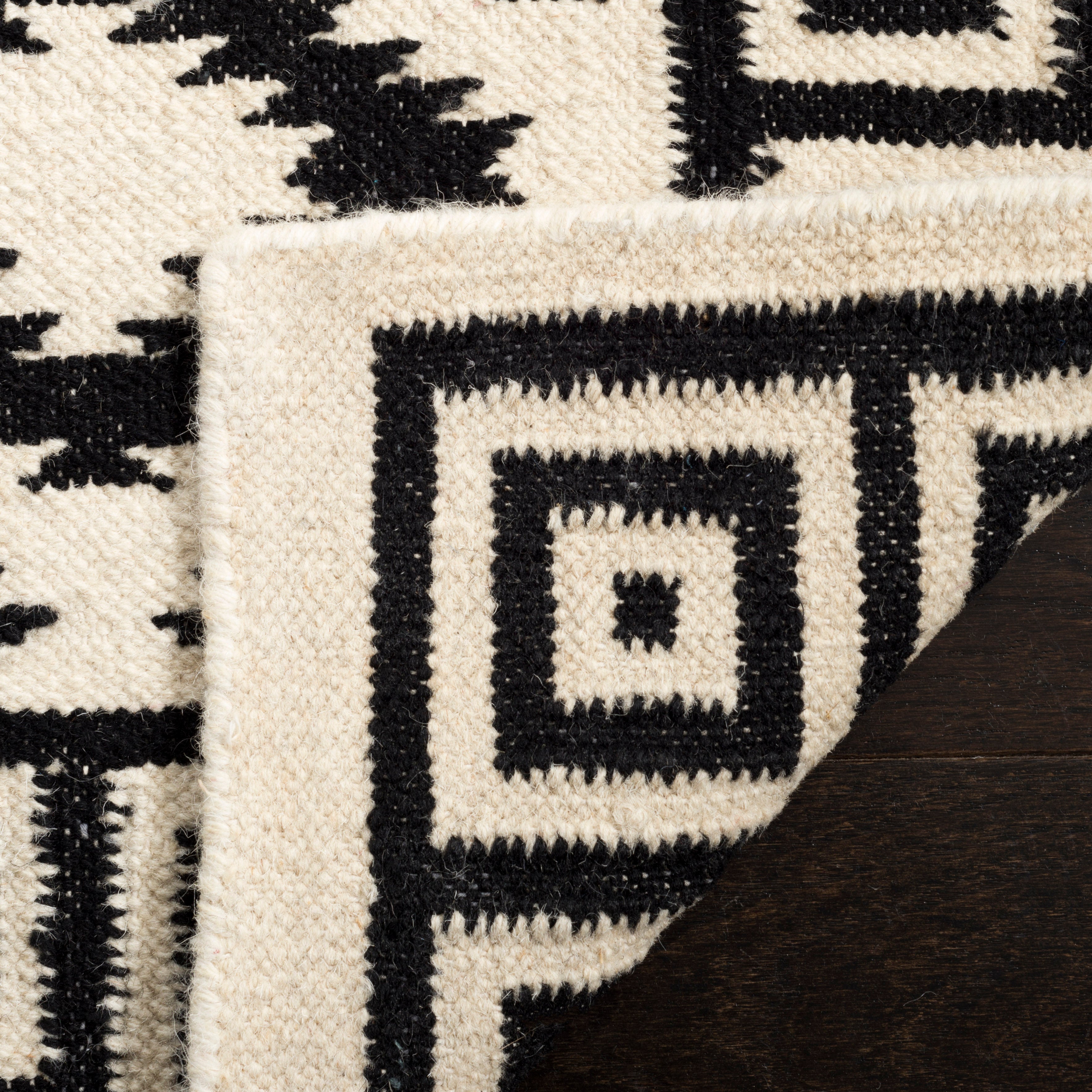 Safavieh Dhurries 411 Rug, DHU411 - Ivory / Black