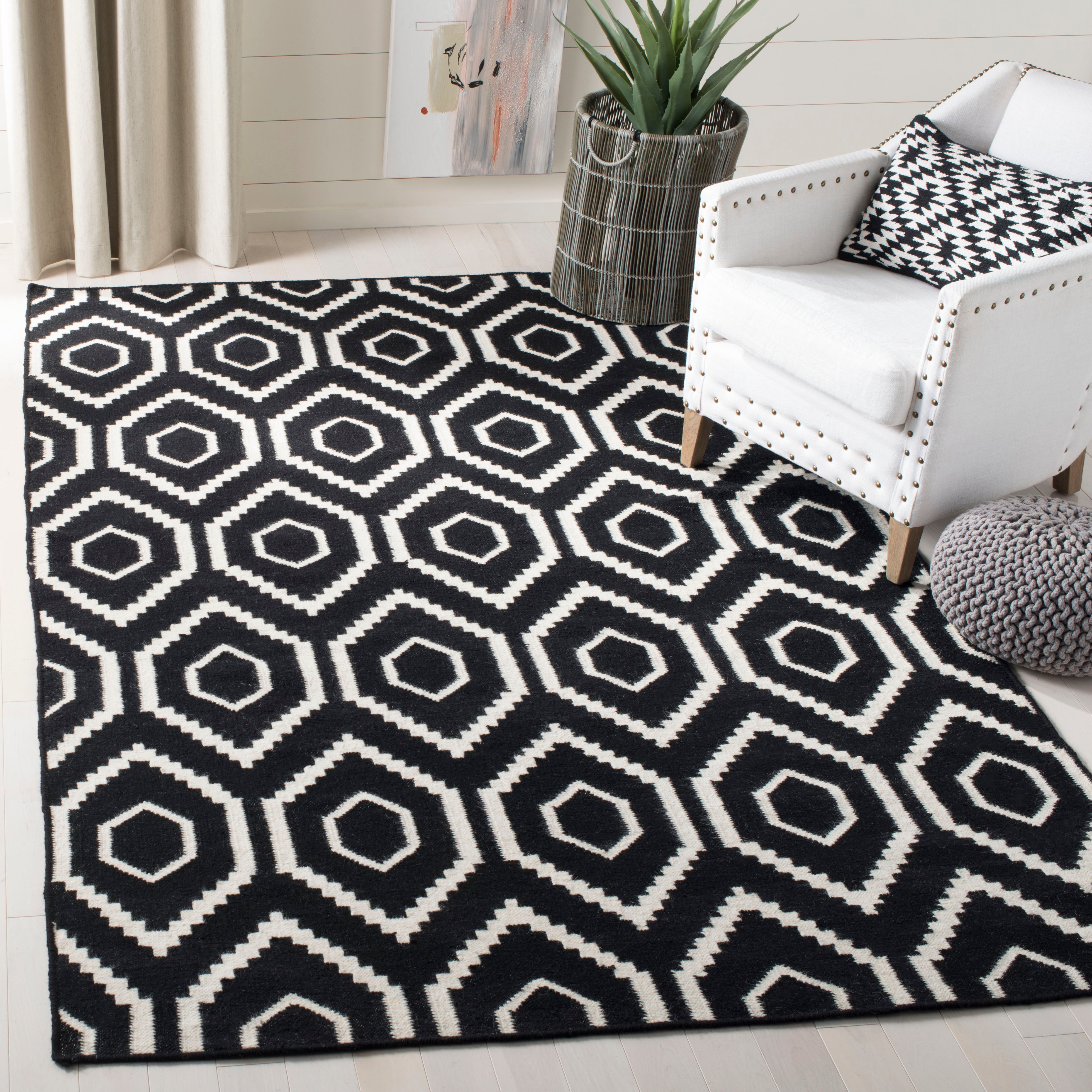 Safavieh Dhurries 556 Rug, DHU556 - Black / Ivory