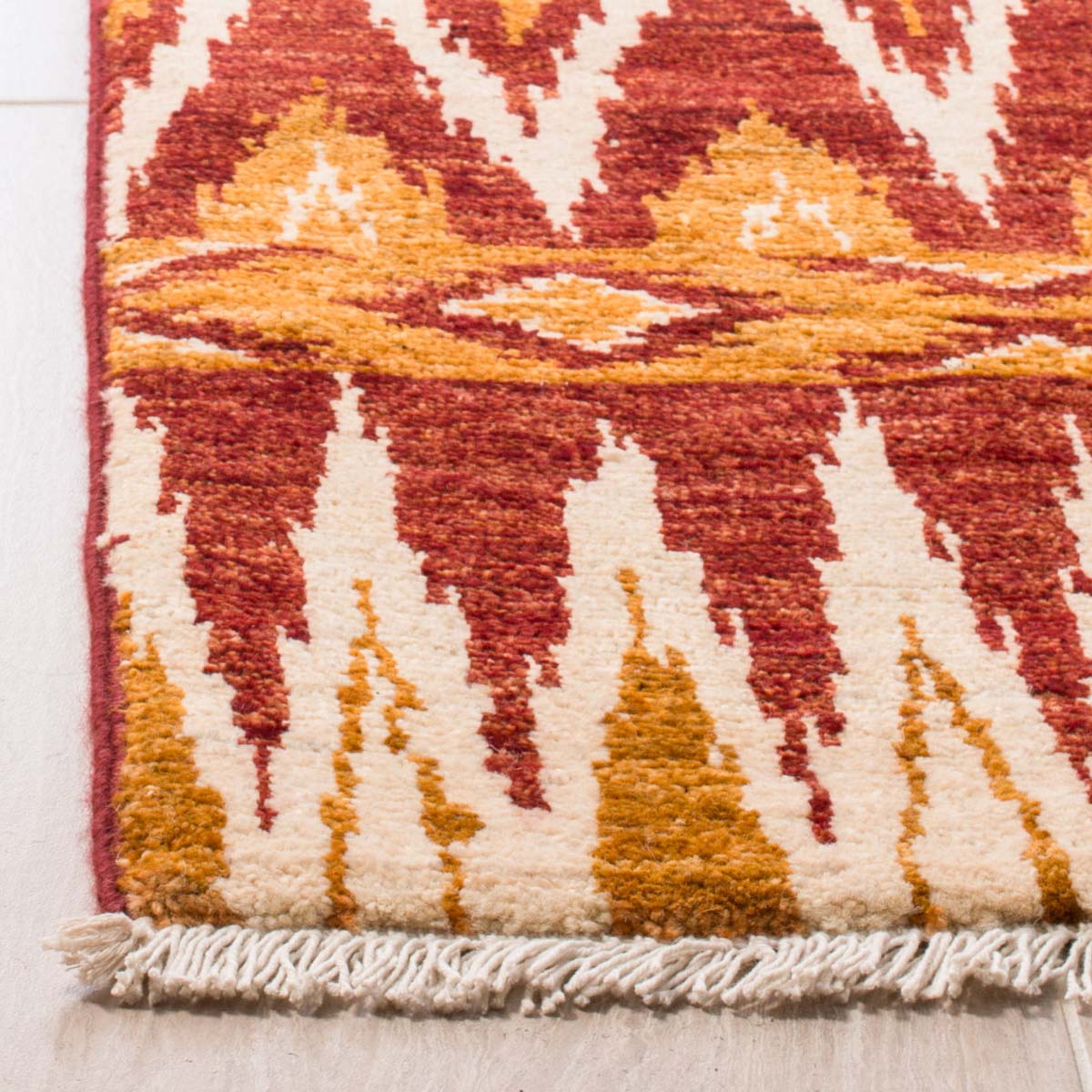 Safavieh Nepalese 147 Rug, DVE147 - Red / Gold