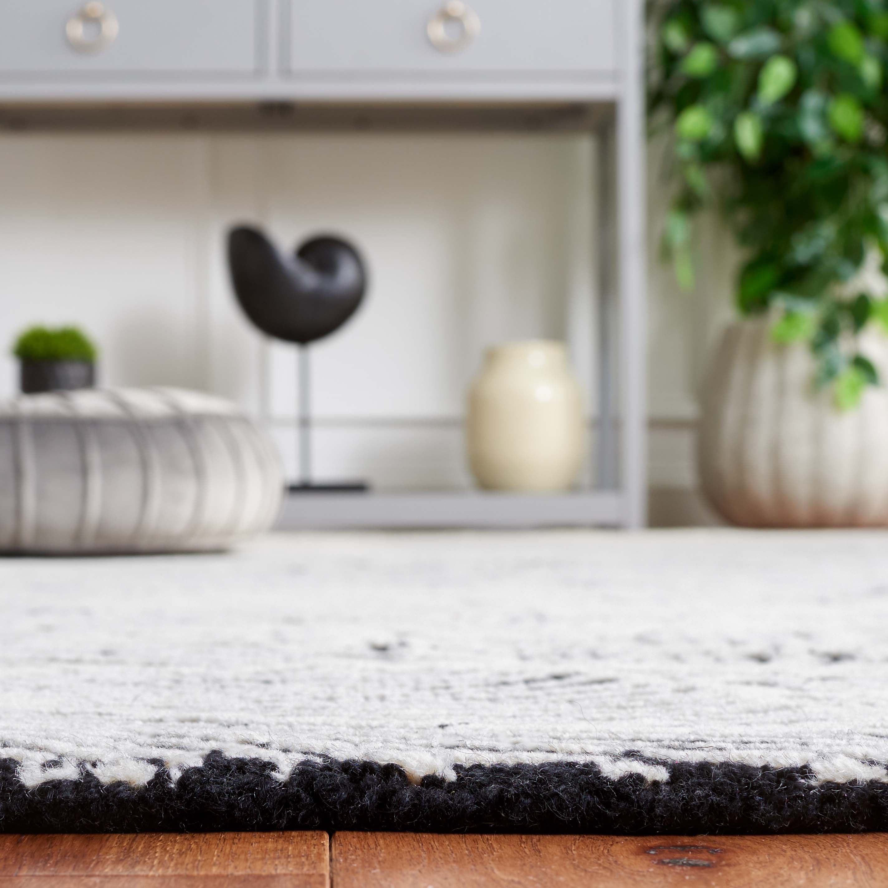 Safavieh Ebony 101 Rug, EBN101 - Black / Ivory