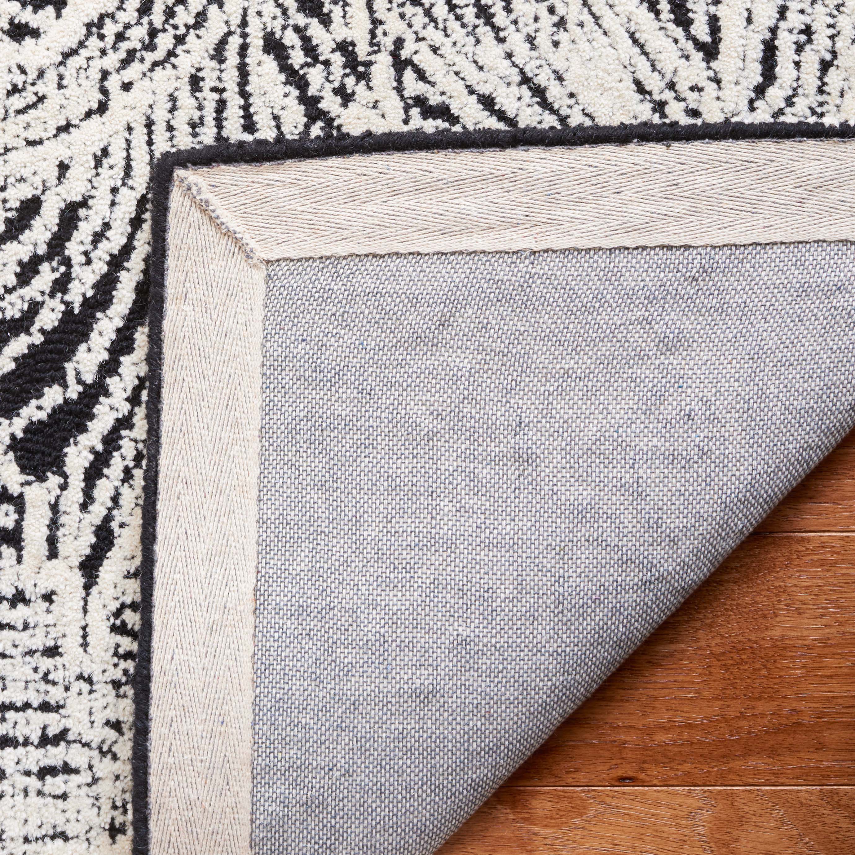 Safavieh Ebony 101 Rug, EBN101 - Black / Ivory