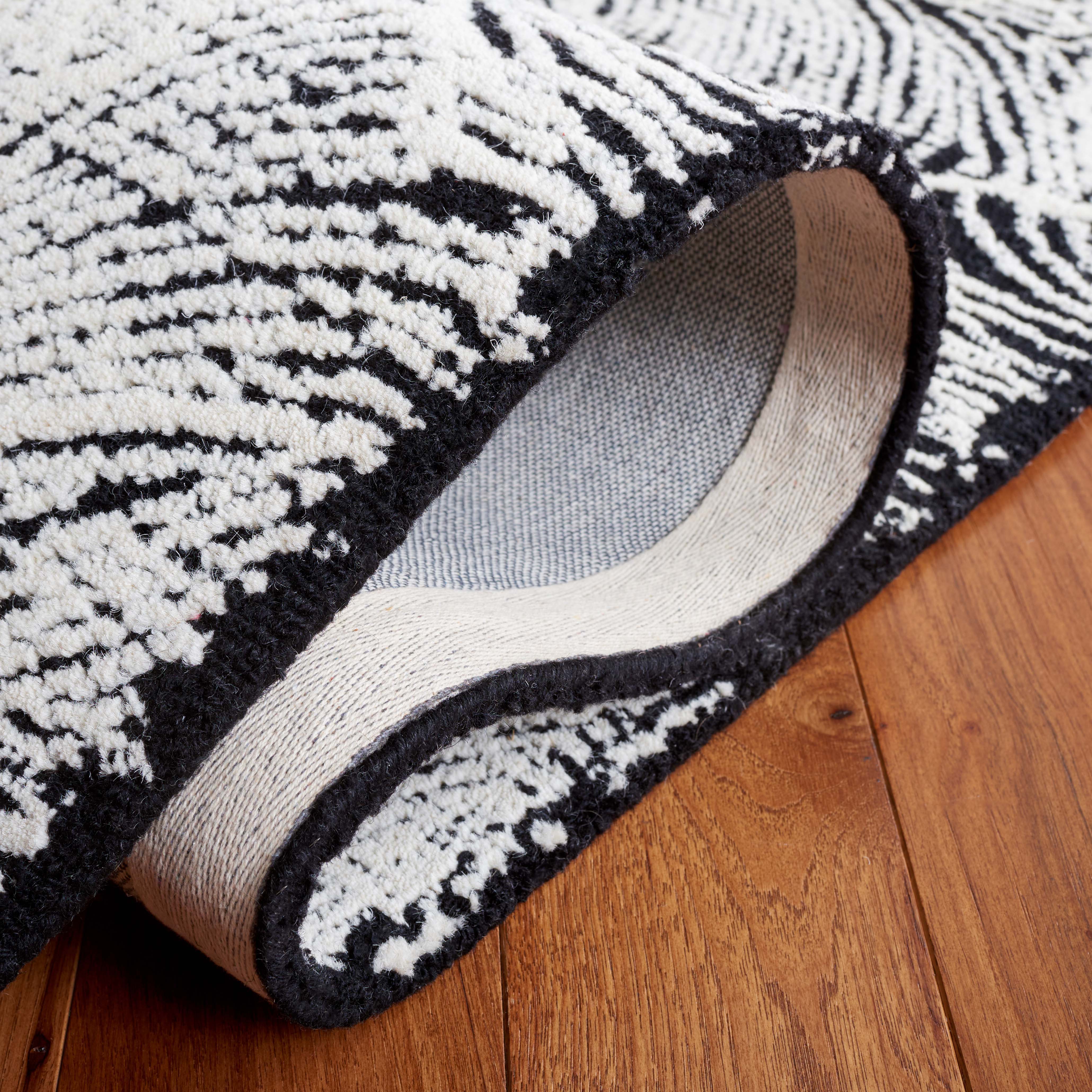 Safavieh Ebony 101 Rug, EBN101 - Black / Ivory