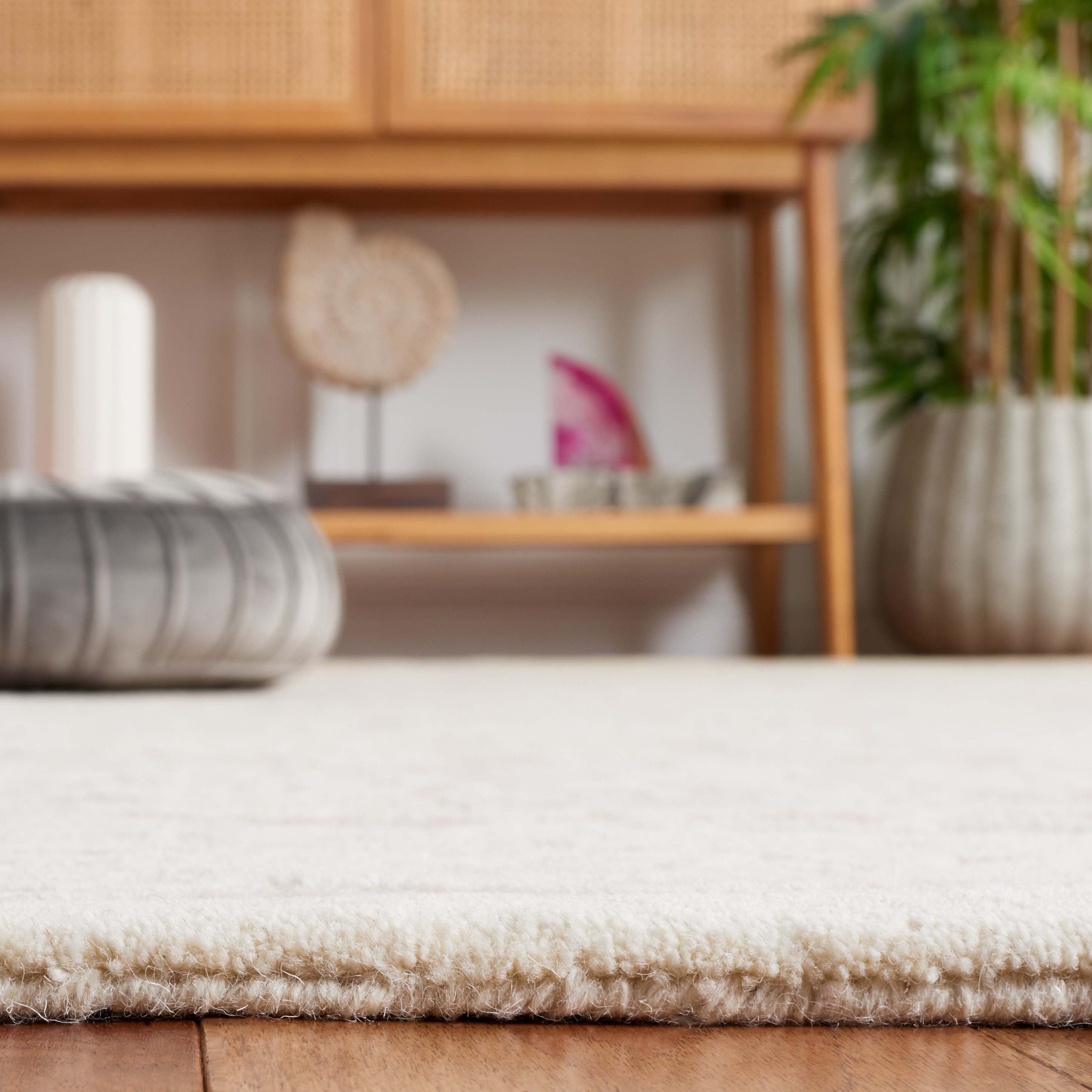 Safavieh Ebony 102 Rug, EBN102 - Pink / Ivory