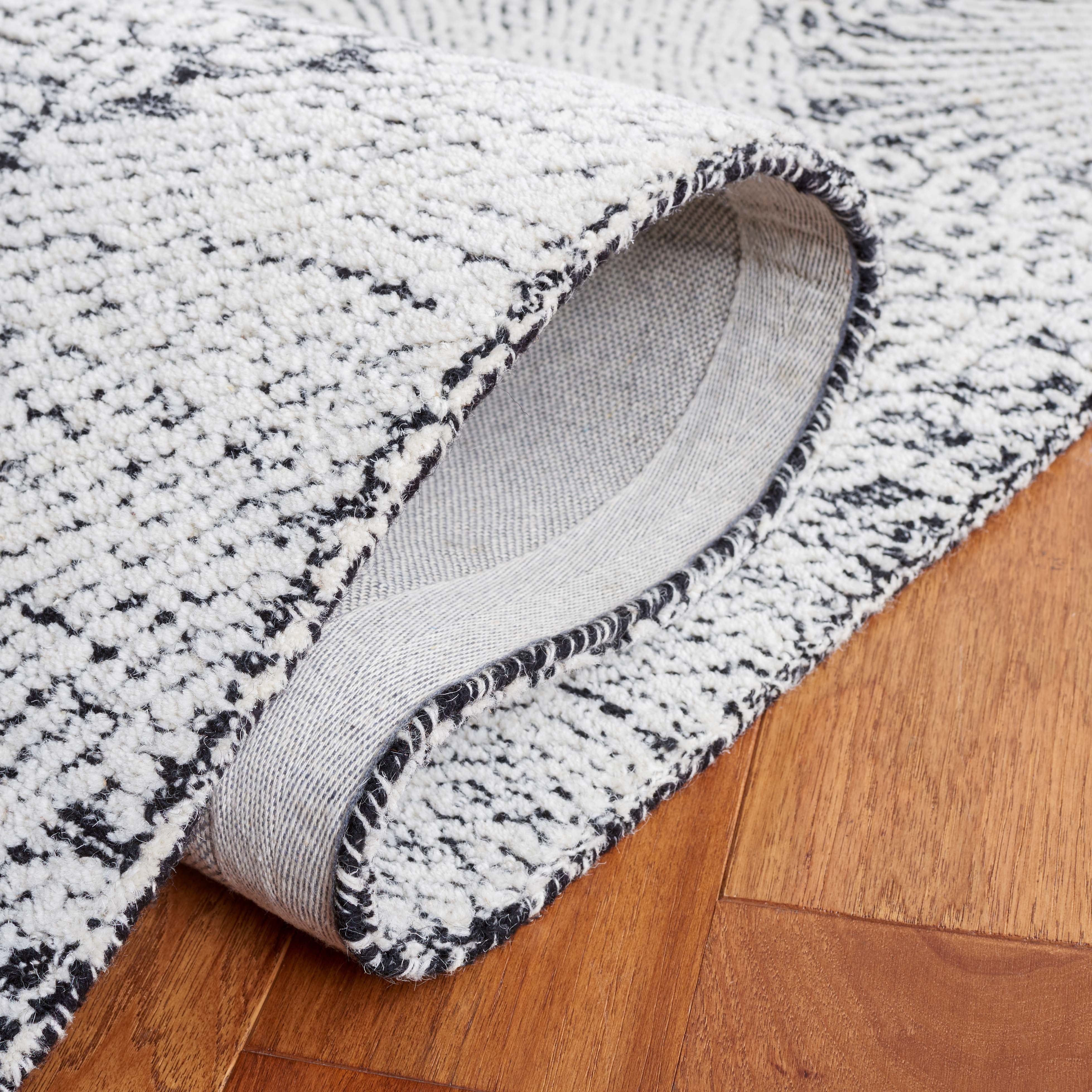 Safavieh Ebony 105 Rug, EBN105 - Black / Ivory