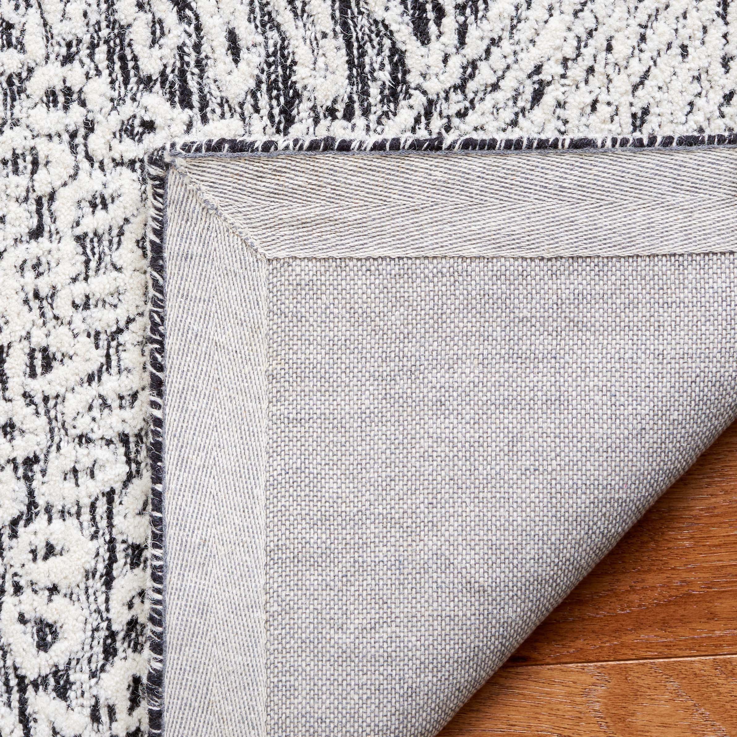 Safavieh Ebony 105 Rug, EBN105 - Black / Ivory