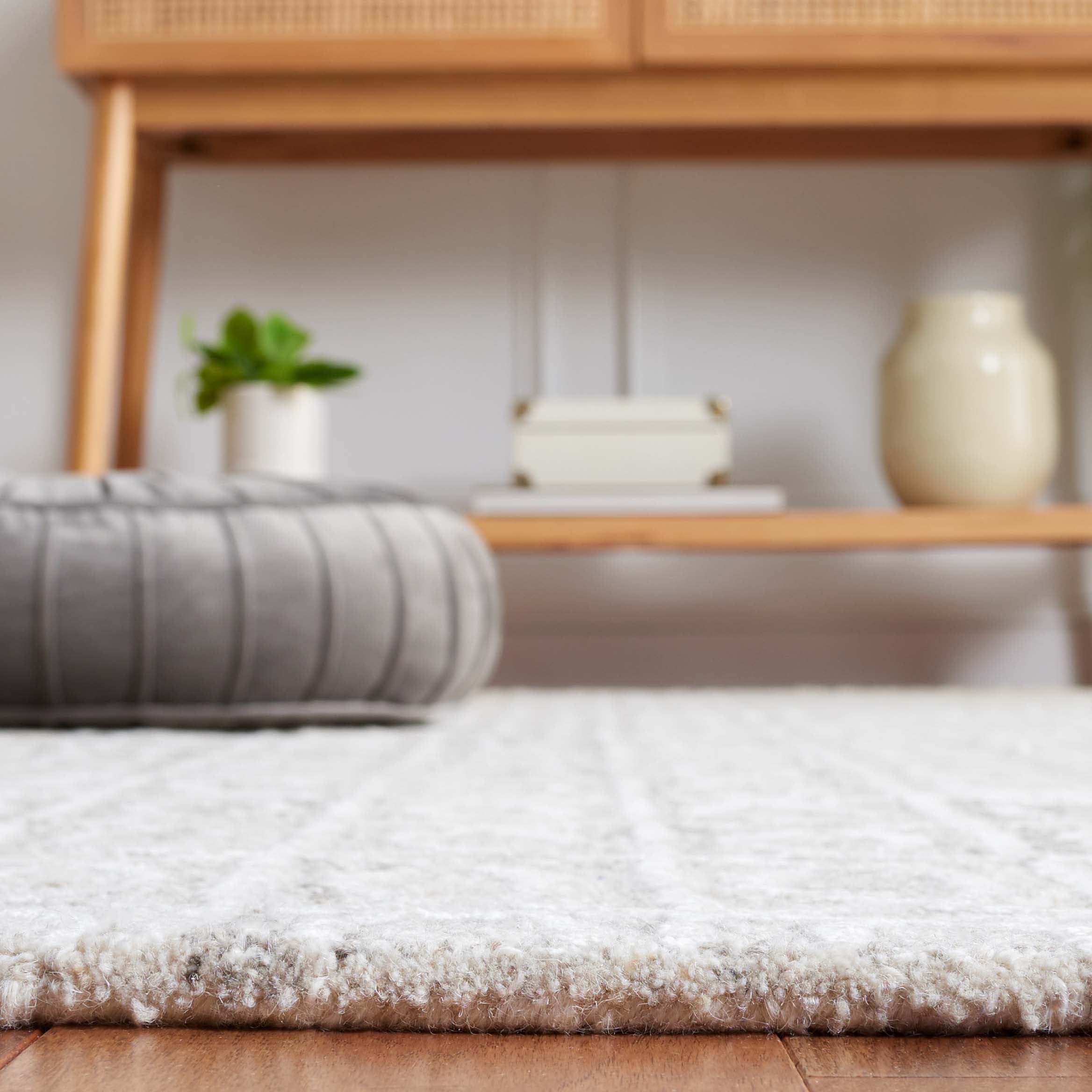 Safavieh Ebony 107 Rug, EBN107 - Natural / Ivory