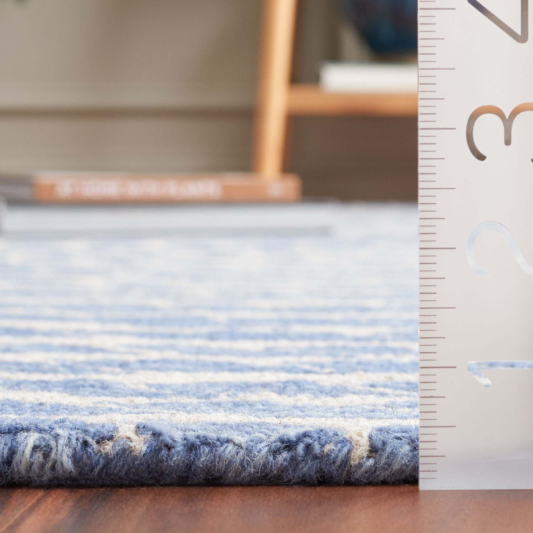 Safavieh Ebony 652 Rug, EBN652 - Blue / Ivory